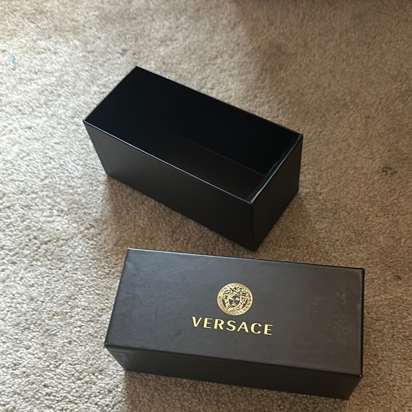 Versace Black Sunglasses Elegant Accessory box - Picture 1 of 1